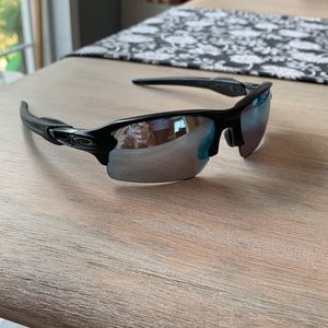 Oakley flak 2.0 barely used. Great condition.
